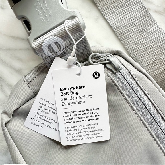 NWT lululemon Everywhere Belt Bag - silver/white - Picture 6 of 11